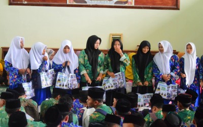 Ramadan Penuh Berkah, MTsN 2 Mukomuko Salurkan Paket Sembako untuk Siswa