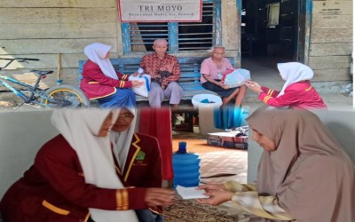 Peduli Sesama, MTsN 2 Mukomuko Salurkan 20 Paket Sembako & Donasi Musibah Kebakaran di Desa Lubuk Mukti