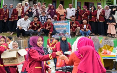 Tebar Semangat Kepedulian di Bulan Ramadan, MTsN 2 Mukomuko Berbagi Takjil