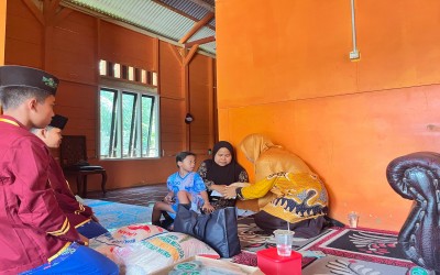 Keluarga Besar MTSN 2 Mukomuko Salurkan Bantuan untuk Korban Kebakaran Rumah di Desa Marga Mulya Sakti
