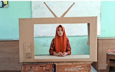 Siswa Kelas IX MTsN 2 Mukomuko Ikuti Ujian Praktik Sebagai Penyiar Berita (News Anchor)